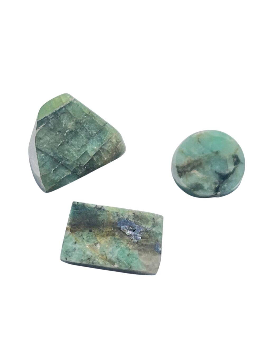 28.5 carats Emerald Parcel - Custom Cut in display case